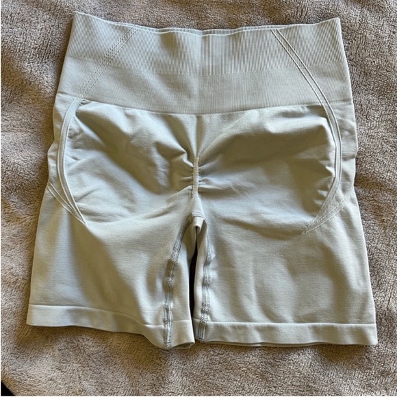 Oner Active Effortless Seamless Light Grey Shorts Medium - Picture 2 of 4